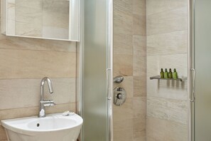 Departamento estándar | Baño | Regadera, amenidades de baño gratuitas, secadora de cabello, pantuflas 