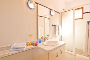 Shower, hair dryer, towels - Miramar A - Bungalow Miramar (Puerto de Naos)