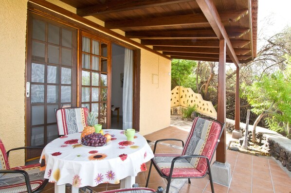 Outdoor dining - Miramar A - Bungalow Miramar (Puerto de Naos)