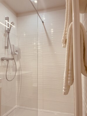 Suite | Baño | Regadera, amenidades de baño gratuitas, secadora de cabello, toallas 