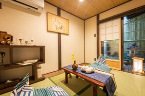 2 bedrooms, blackout drapes, free WiFi, bed sheets - KumoMachiya Goshohigashi (Kyoto)