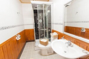 Room C4 | Bagno | Doccia, asciugacapelli, pantofole, pavimenti riscaldati