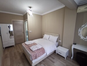 Rom – standard | Allergitestet sengetøy, safe på rommet, skrivebord og lydisolert