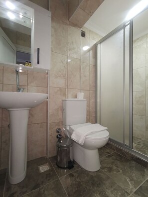 Rom – standard | Bad | Dusj, regndusjhode, toalettartikler (inkludert) og hårføner