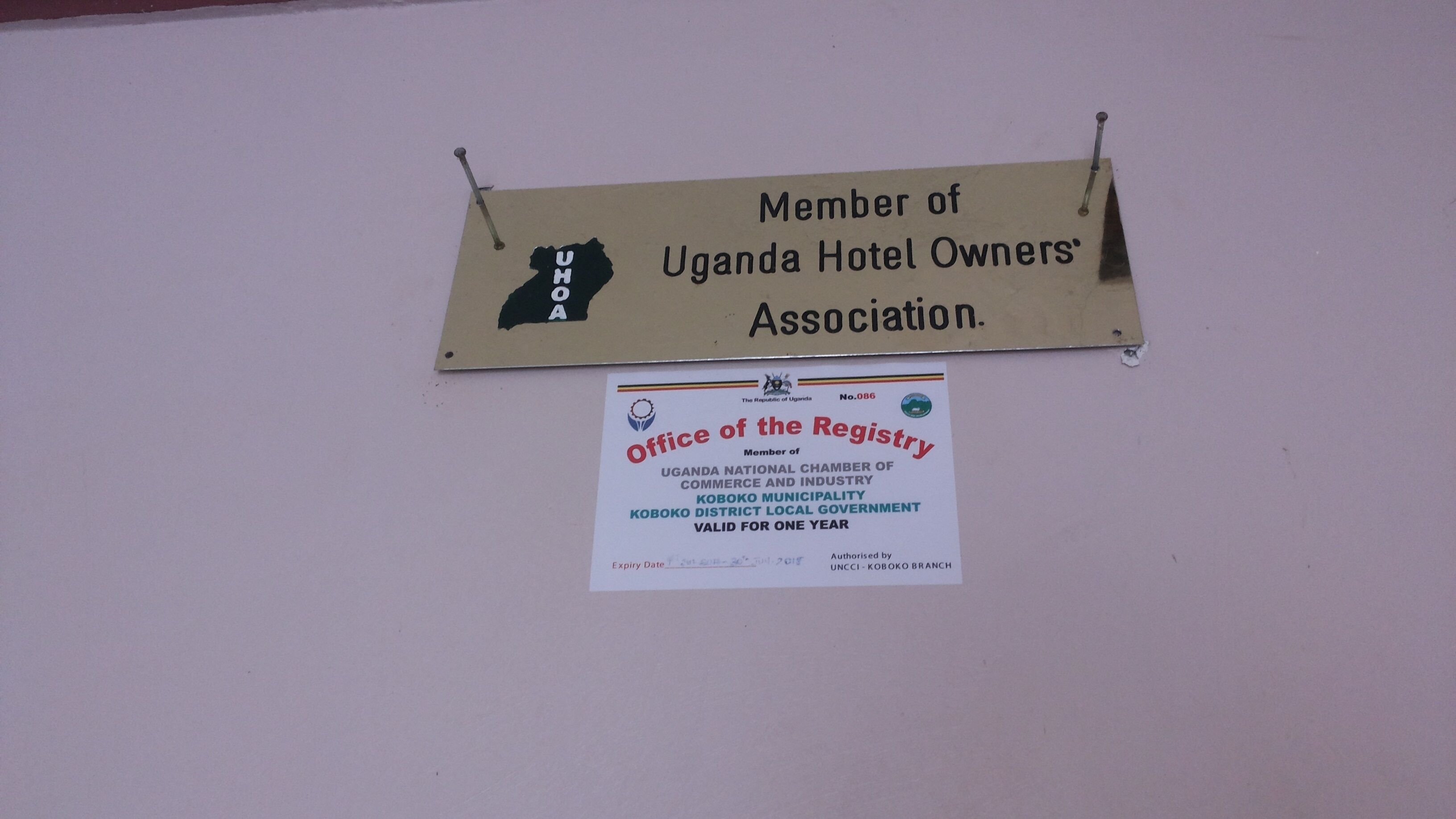 Un panneau indiquant l’adhésion à l’Association des hôteliers d’Ouganda.
