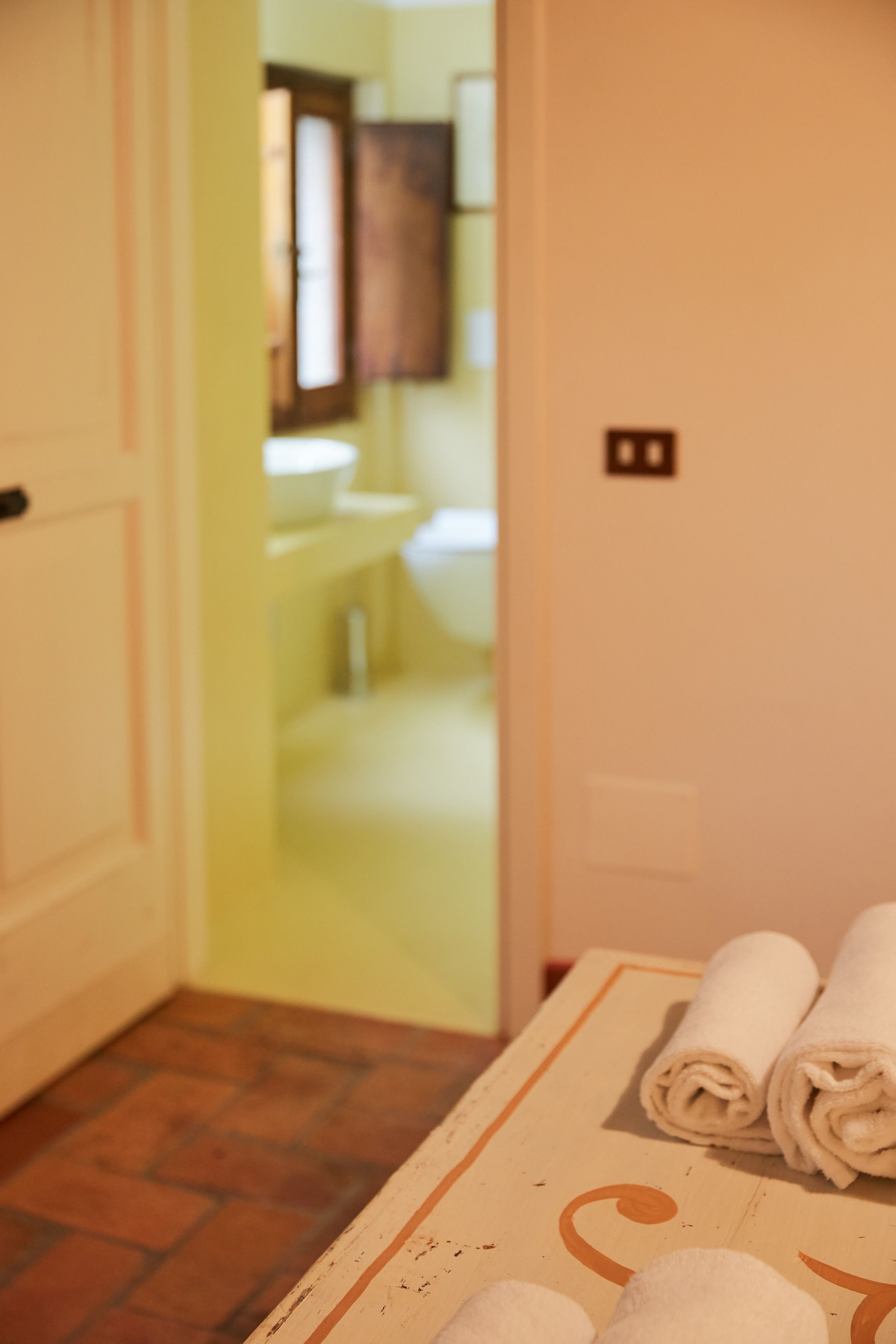 Une salle de bain avec un lavabo blanc, un miroir et un porte-serviettes.