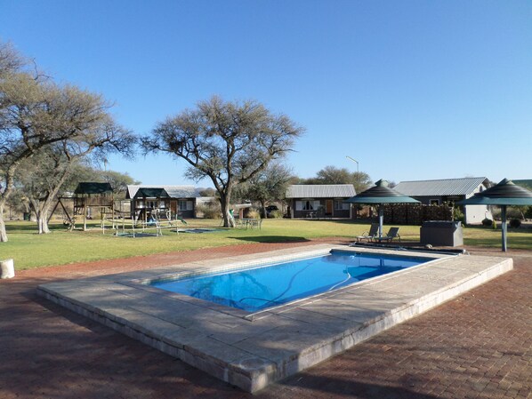 Piscine extérieure, chaises longues