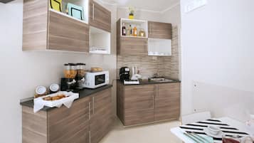 Frigobar, microondas, tetera eléctrica y tostadora