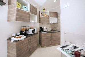 Mini-fridge, microwave, electric kettle, toaster - B&B Relax in Pompei (Pompei)