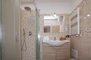 Standard Double Room (Girasole) | Bathroom | Shower, rainfall showerhead, free toiletries, hair dryer - B&B Relax in Pompei (Pompei)