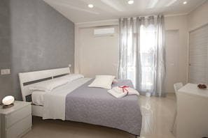 Standard Double Room, Balcony (Rosa) | In-room safe, individually decorated, individually furnished, desk - B&B Relax in Pompei (Pompei)