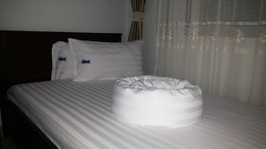 行政雙人房 | 獨特設計、書桌、隔音、免費 Wi-Fi