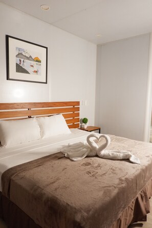 Standard Twin Room | Bathroom | Shower, bidet, towels, soap - Cargotel Travel Inn (Mandaue)