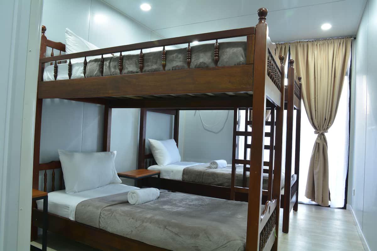 Escritorio, wifi gratis, decoración personalizada y muebles diferentes 