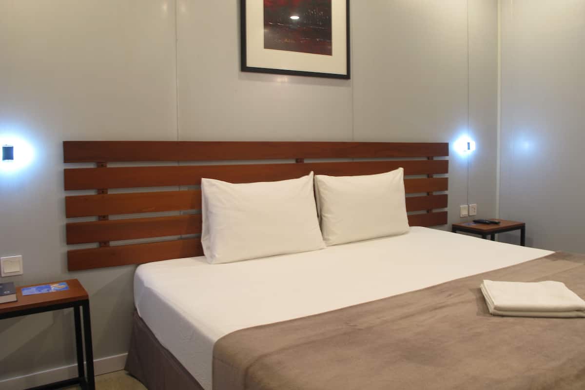 Escritorio, wifi gratis, decoración personalizada y muebles diferentes 