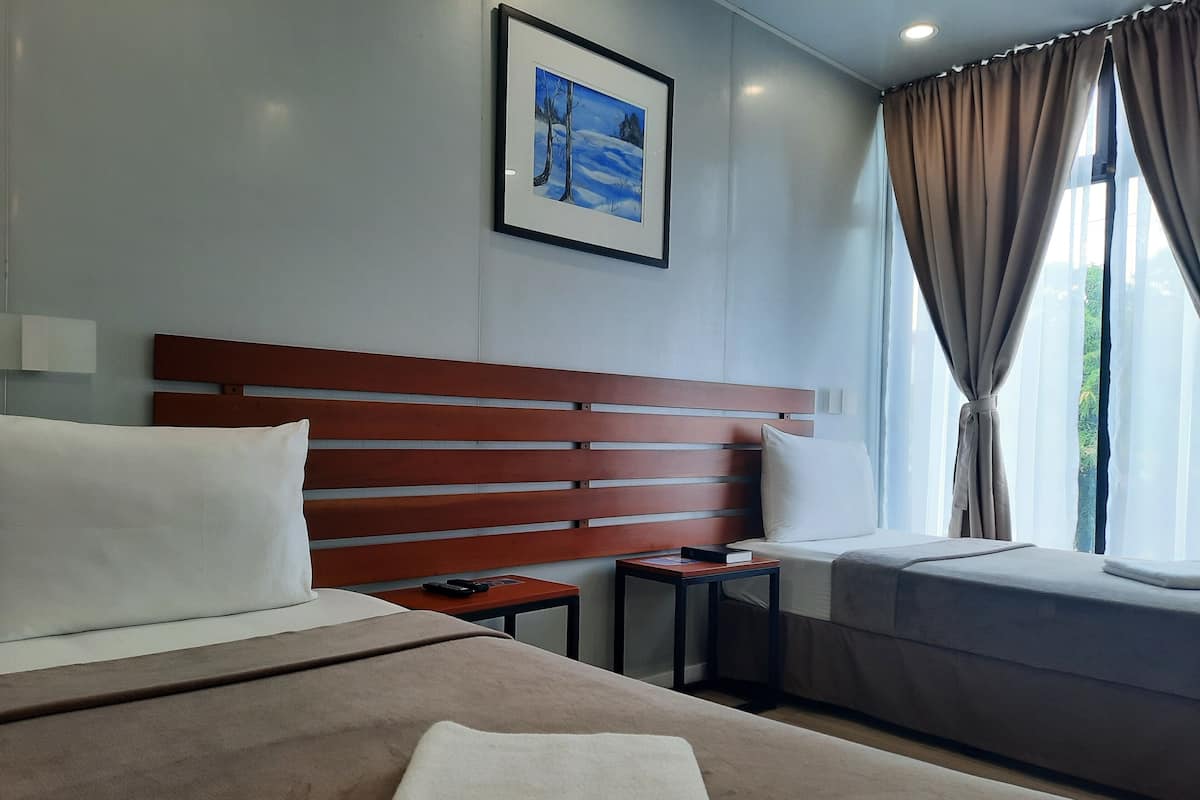 Escritorio, wifi gratis, decoración personalizada y muebles diferentes 