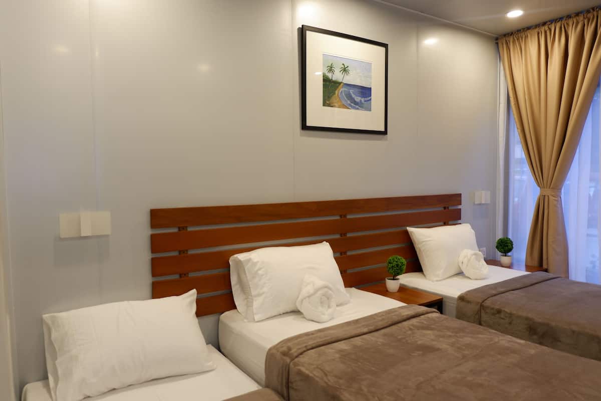 Escritorio, wifi gratis, decoración personalizada y muebles diferentes 