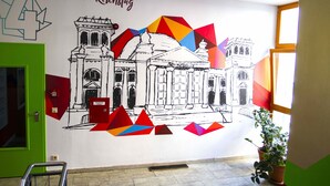 Un mural de un edificio histórico con el texto 'El Reichstag' encima.