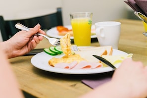 Colazione a buffet, servita tutte le mattine (7 EUR a persona)