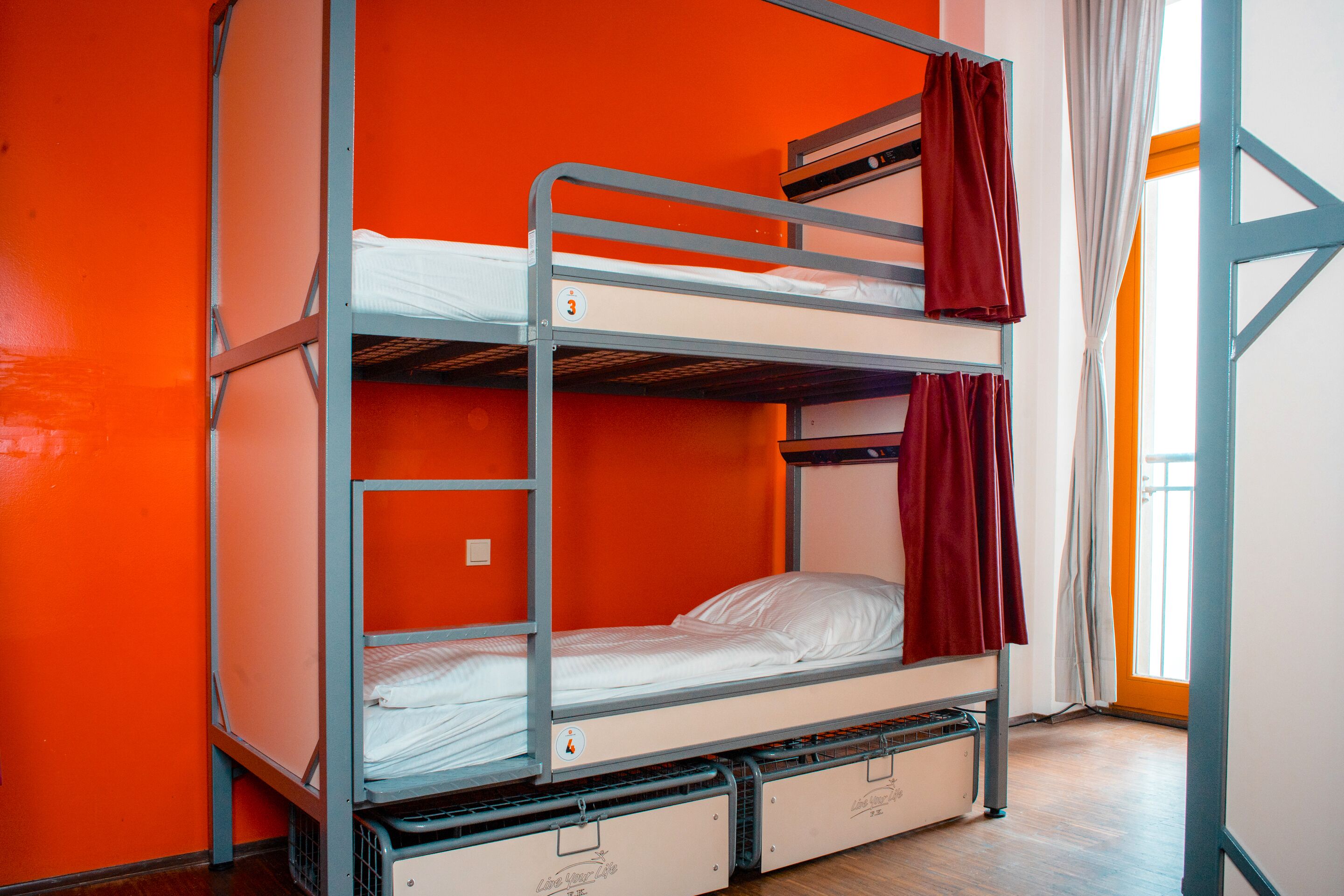Un lit superposé avec un lit inférieur, un matelas et un oreiller.