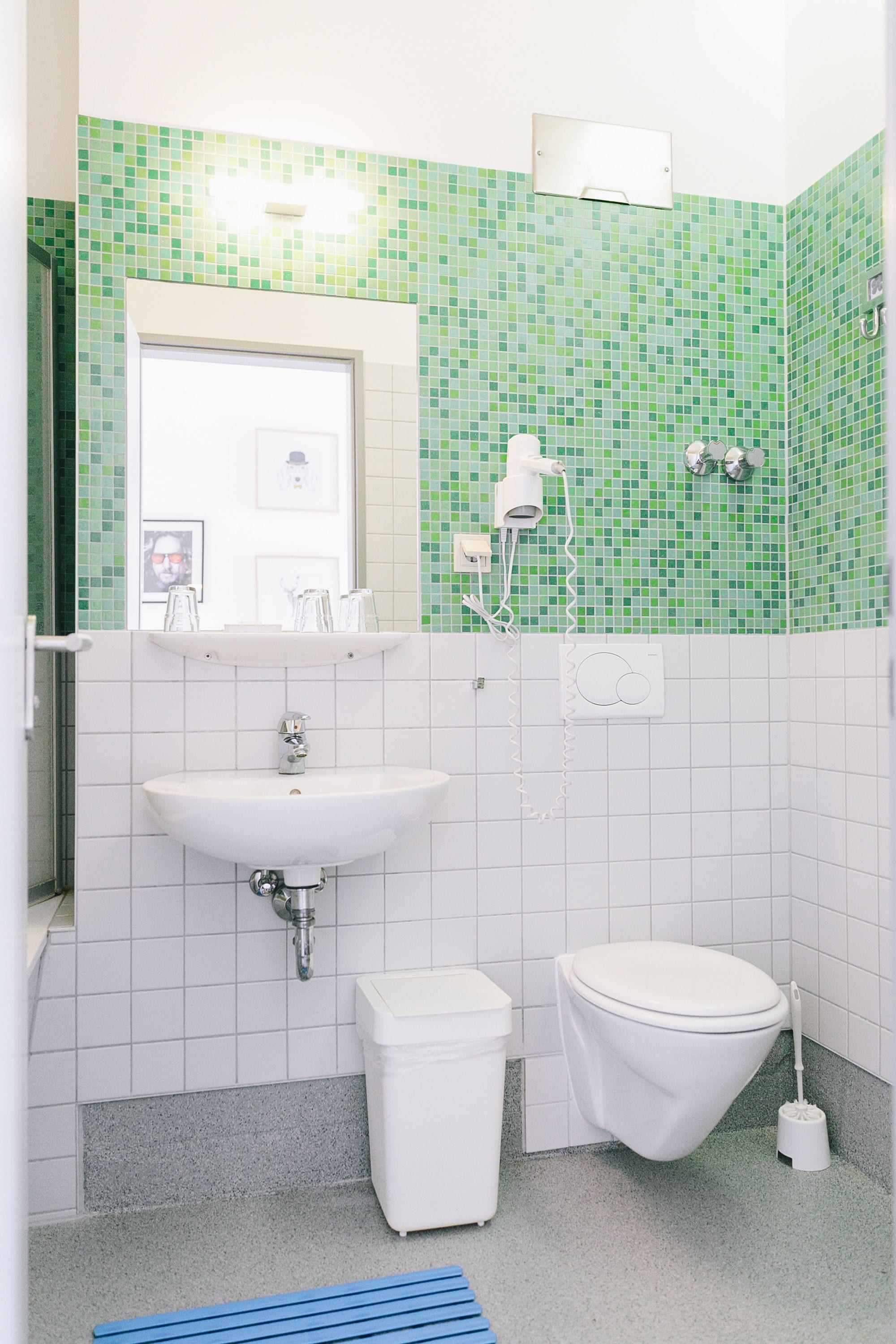 Ein Badezimmer mit Waschbecken, Toilette und Dusche.