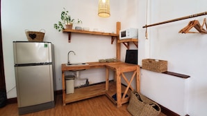 Studio – comfort | Skrivebord, skrivebord for bærbar PC og wi-fi (inkludert)