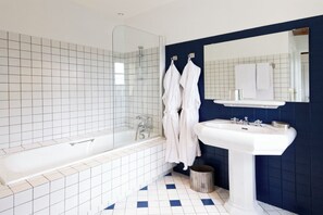 Bathtub, hair dryer, towels, soap - The Flower House (Néac)