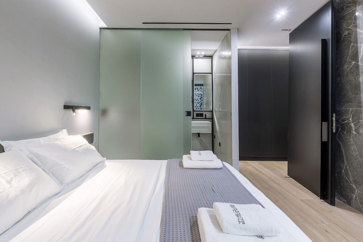 1 bedroom, hypo-allergenic bedding, memory-foam beds, laptop workspace