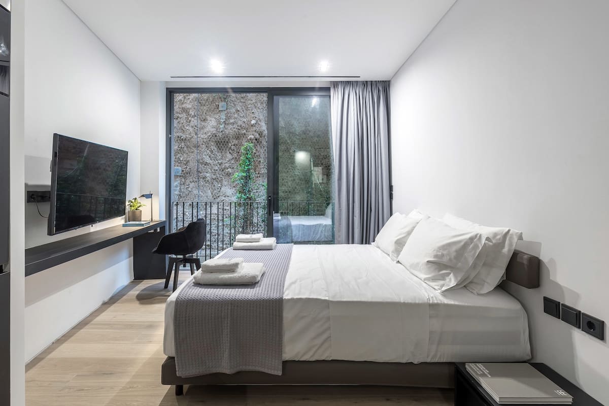 1 bedroom, hypo-allergenic bedding, memory-foam beds, laptop workspace