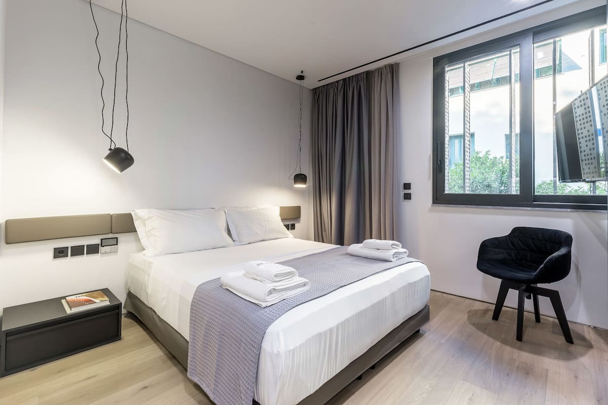 1 bedroom, hypo-allergenic bedding, memory-foam beds, laptop workspace