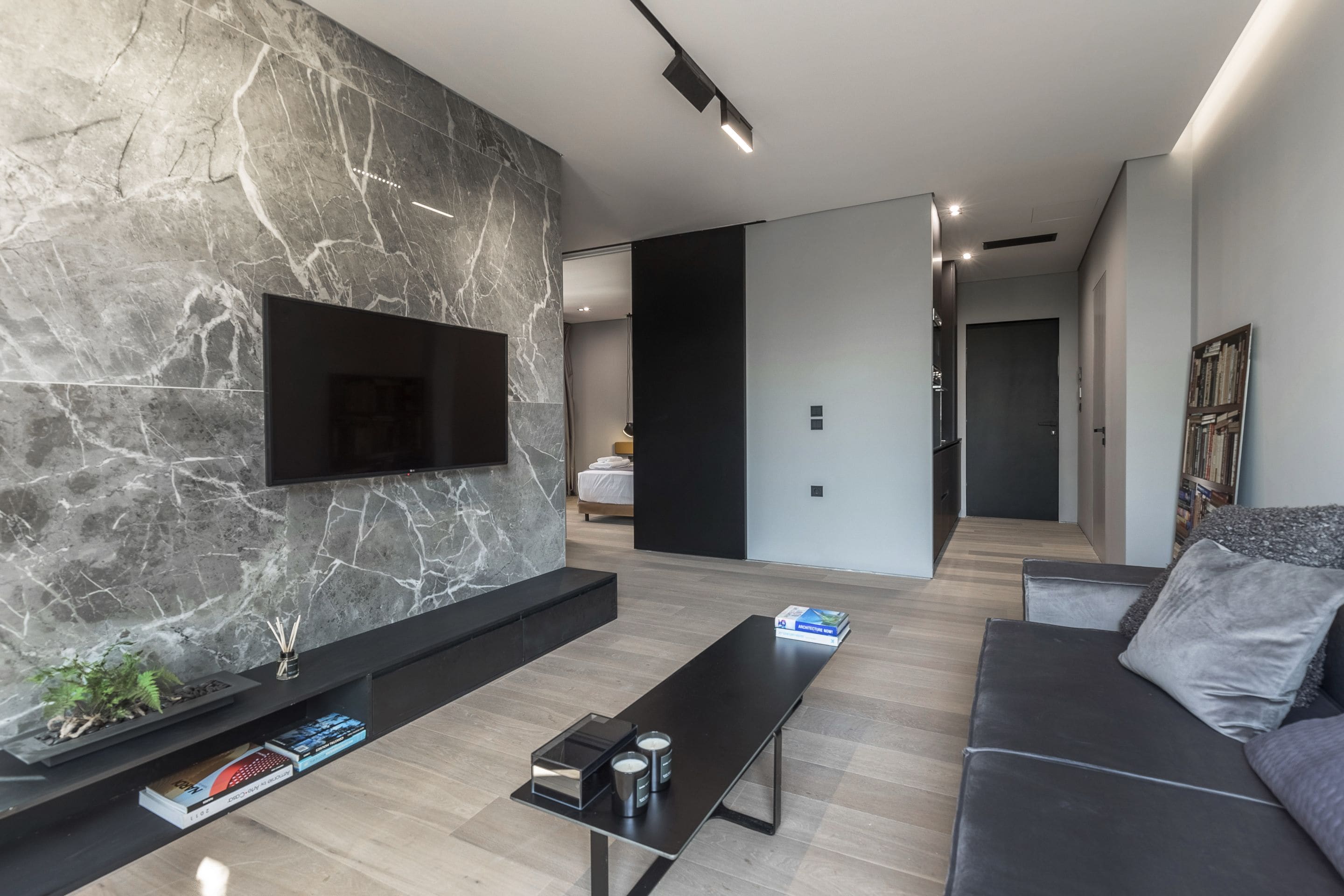 Suite familiale, 2 chambres, vue sur la colline (or City View, 402) | Salle de séjour | Téléviseur connecté