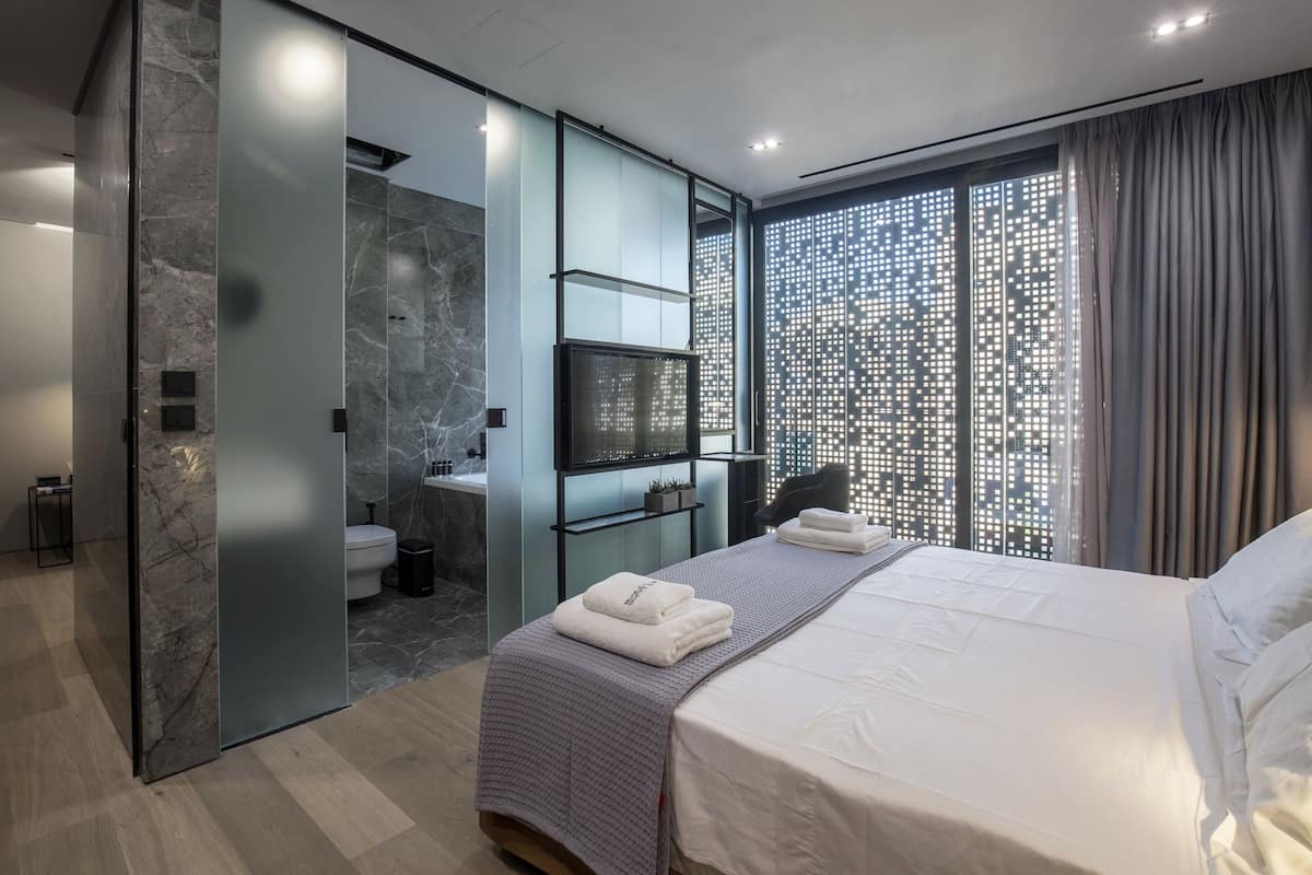 1 bedroom, hypo-allergenic bedding, memory-foam beds, laptop workspace