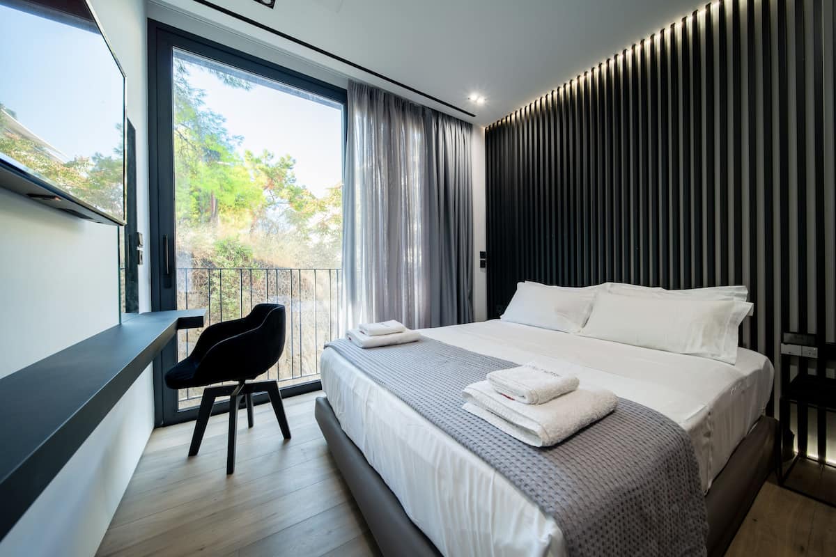 1 bedroom, hypo-allergenic bedding, memory-foam beds, laptop workspace