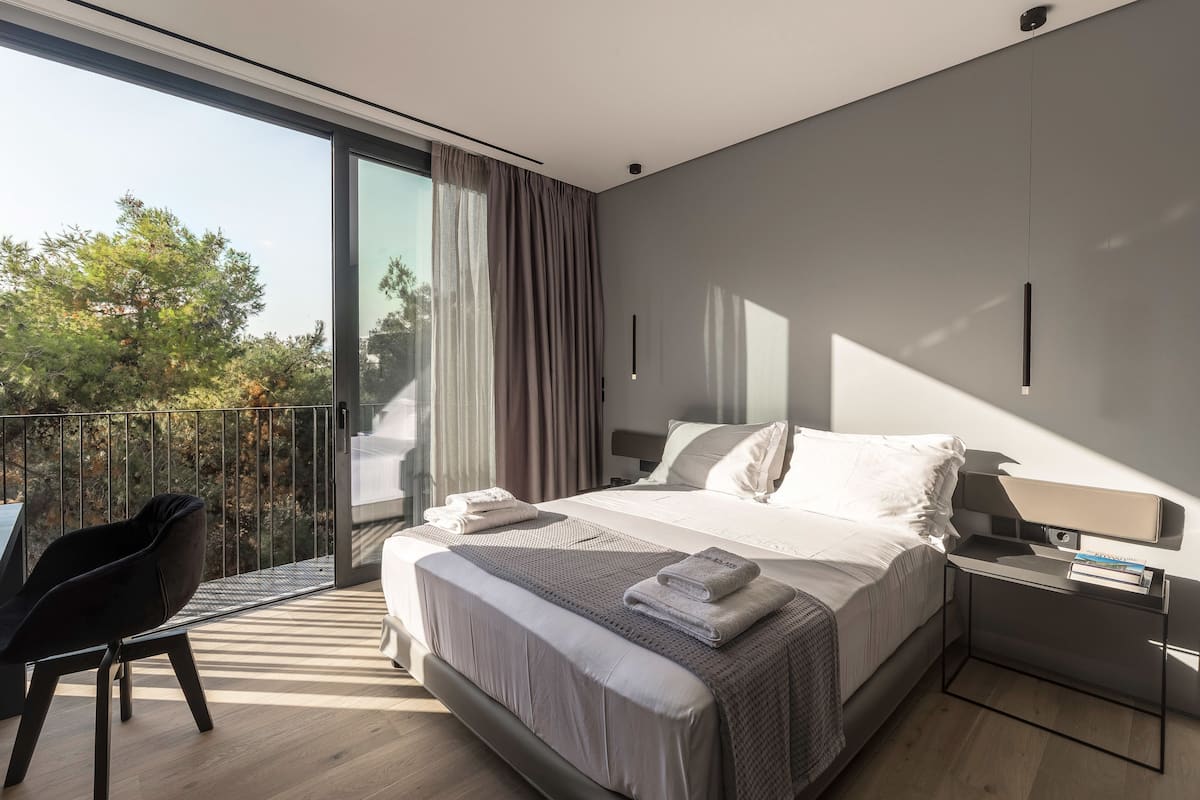 1 bedroom, hypo-allergenic bedding, memory-foam beds, laptop workspace