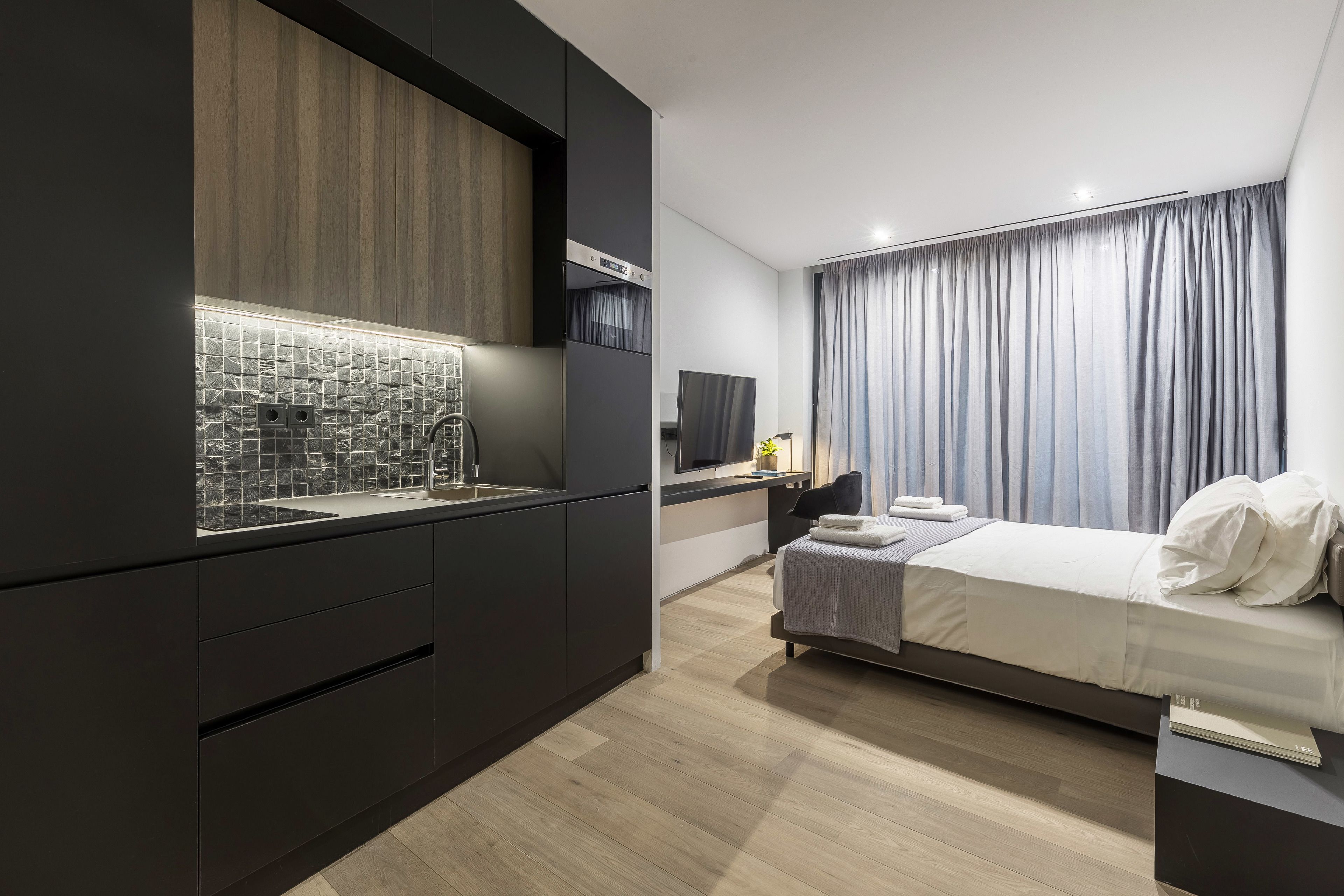 deluxe suite, 1 queen bed, hill view (suite, 101) | 1 bedroom, hypo-allergenic bedding, memory-foam beds, laptop workspace