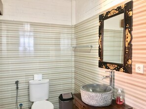 Shower, towels - Mikuk Homestay (Canggu)