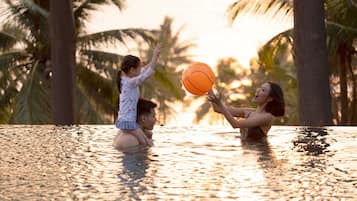 Una piscina al aire libre, sillones reclinables de piscina