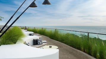 2 bares, salón en el lobby, bar en la azotea