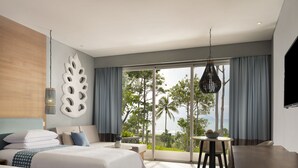Habitación de hotel moderna con una cama grande, una mesita pequeña y vistas al exterior.