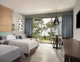 Colchones con pillow-top y caja de seguridad en la habitación 