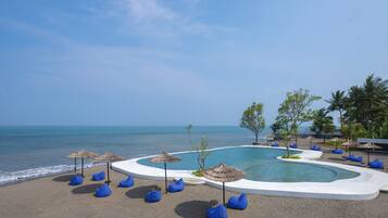 สระว่ายน้ำกลางแจ้ง เปิด 7:00 น. ถึง 19:00 น., เก้าอี้อาบแดดริมสระ