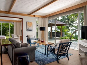 Bluewave Pool Villa | Área de estar | TV LED 40 polegadas com canais digitais, TV