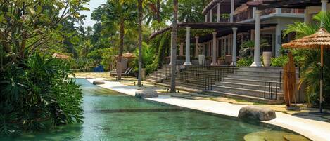 Utendørsbasseng og solsenger