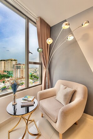 32-inch LCD TV with cable channels, TV, fireplace - Saigon Central Apart - Infinity Pool&Gym (Ho Chi Minh City)