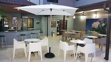 Bar à beira da piscina