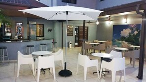 Bar à beira da piscina