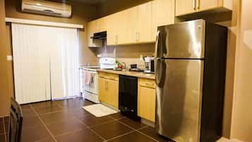 Private Vacation Home | Private kitchen | Full-sized fridge, microwave, oven, stovetop