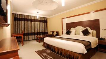 Club Twin Room | Minibar, blackout curtains, soundproofing, iron/ironing board