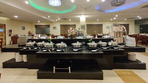 Un buffet avec plusieurs points de service, un extincteur et une machine à café.