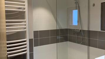 Douche, sèche-cheveux
